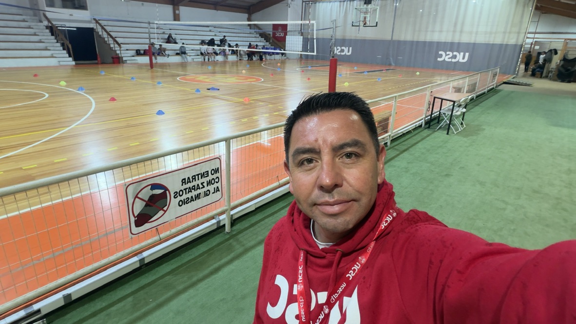 Profesor de educación física en un gimnasio